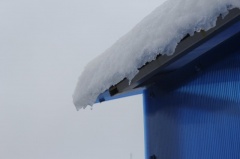 Соблюдайте меры безопасности при сходе снега и падении сoсулек с крыш зданий!